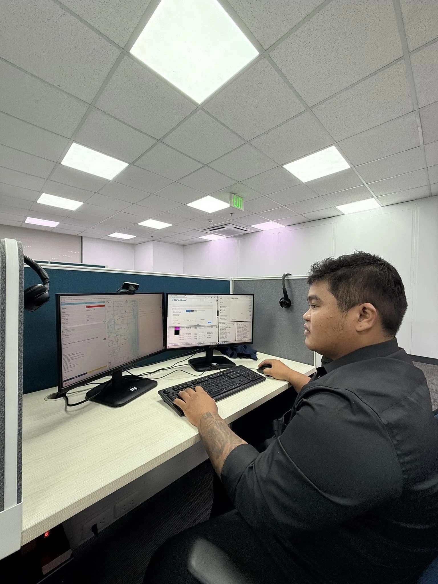 XIGNEX healthcare BPO agent — NEMT scheduling on dual monitors, Cebu Philippines
